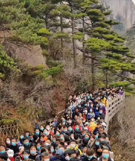 景区回应李现虎跳峡举国旗，文化传承与旅游体验并重，理性看待此事