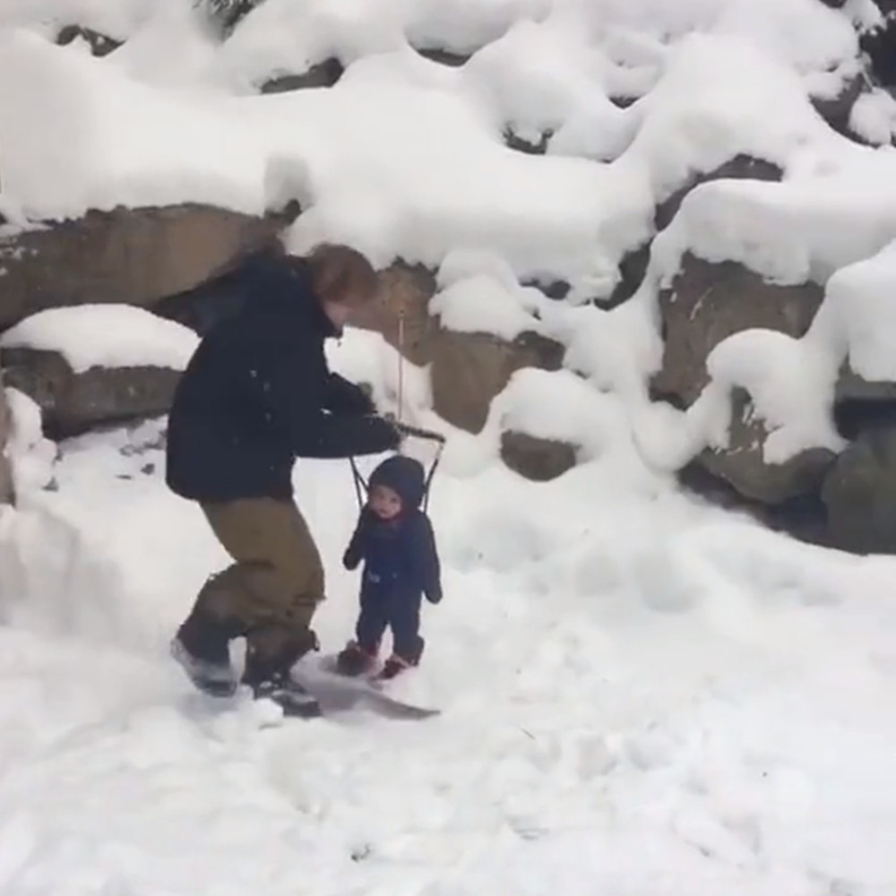 冬日里的亲子滑雪之旅，信任与欢乐的交织