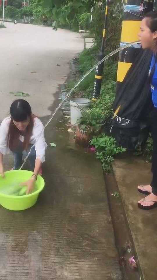 女生尝试懒人接水法意外失败遭遇尴尬