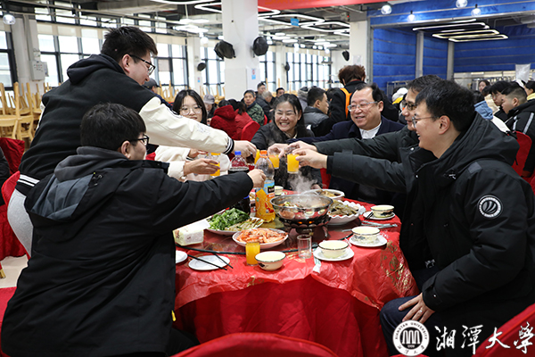 湘潭大学三万学子共迎新年，激情与希望的交汇之夜