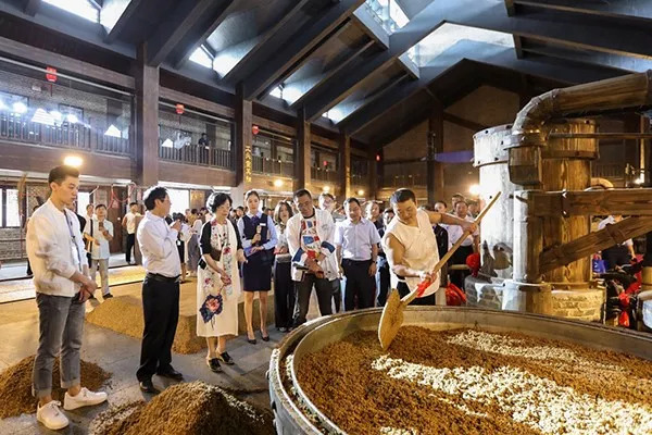 老夫妻酿酒地窖遇险，三千斤糯米酿成悲剧