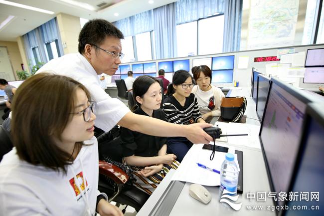 最新天气预报下的街道与人景