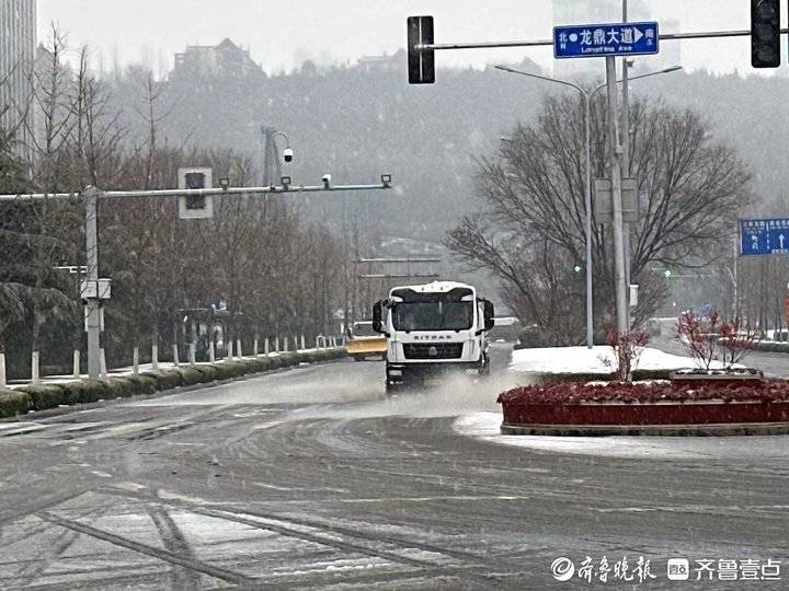 济南清雪除冰现场，城市守护者的辛勤付出与暖心瞬间