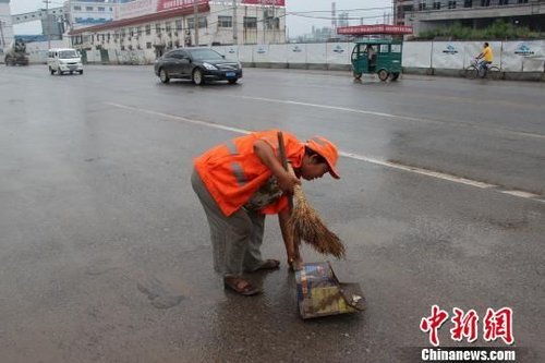 西安环卫工人五个月欠薪引发堵路事件，社会问题的背后与解决之道探讨