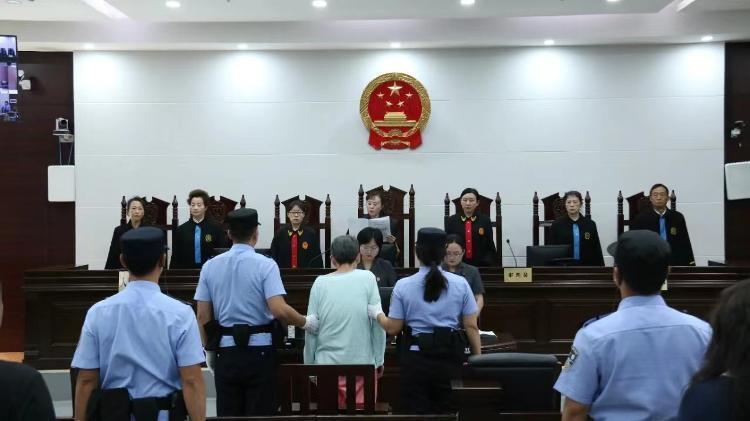 余华英押解到法院，正义终将显现平衡之道