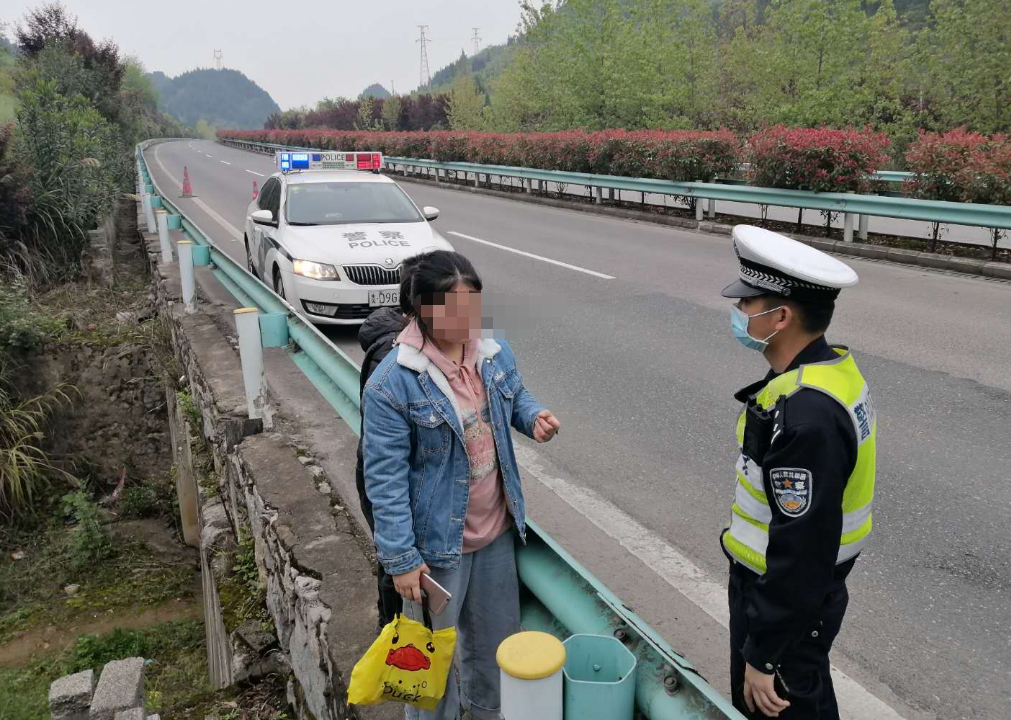 警方通报，女生被司机扔下高速事件全貌