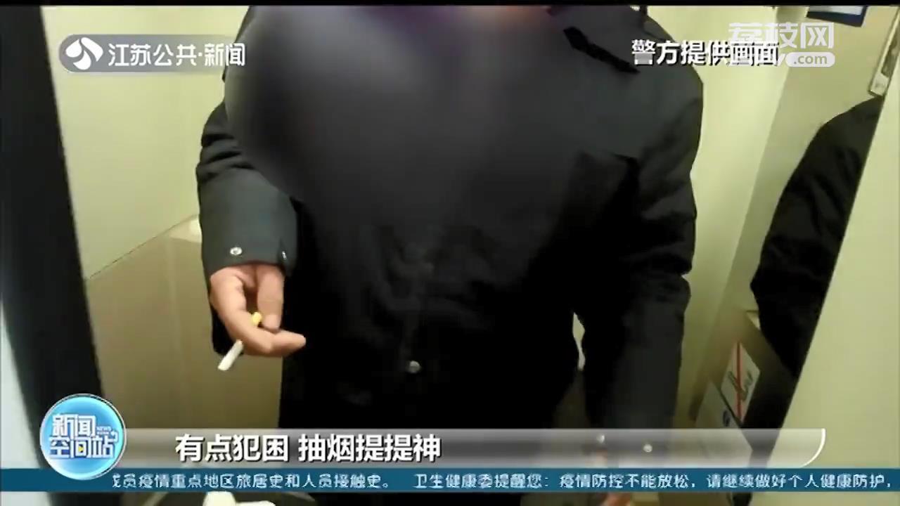 男子忘上车留下三娃，因抽烟误事？