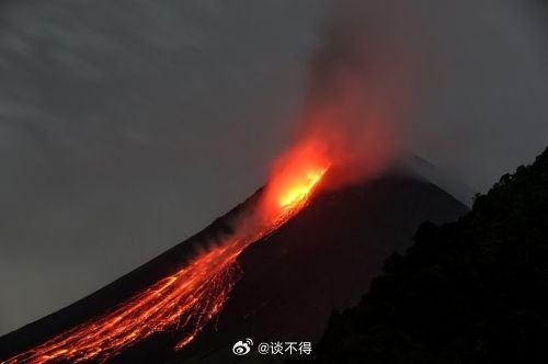 伊布火山喷发壮观景象，灰柱直冲云霄，高度达三千米