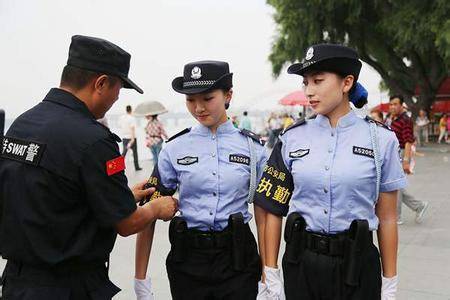 灾难中的无尽悲痛与人性光辉，辅警挖掘儿女生前衣物时的悲痛瞬间