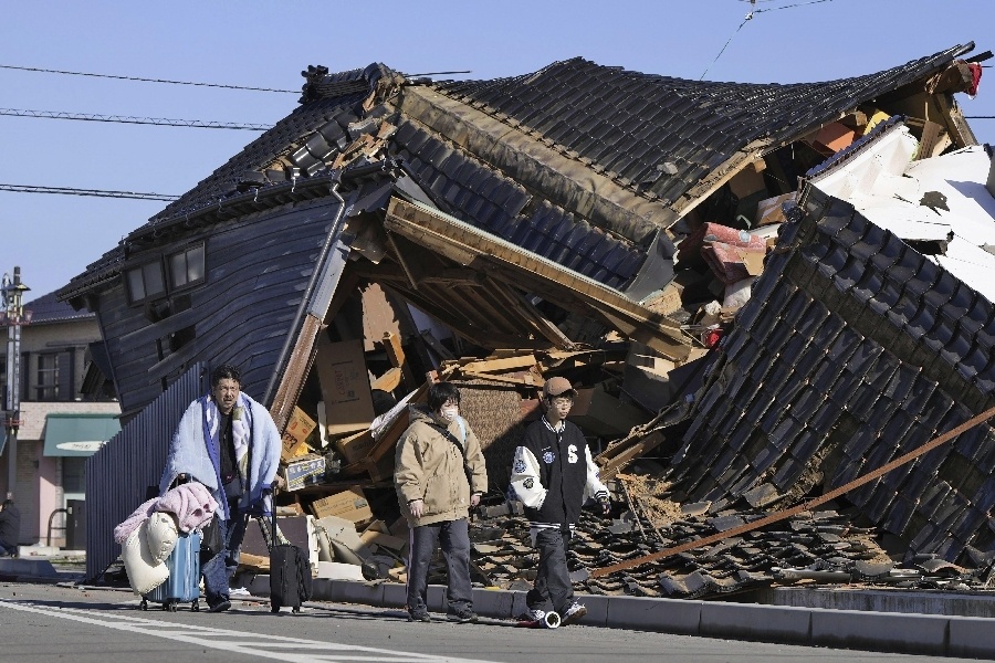 日本地震，灾难中的坚韧与启示