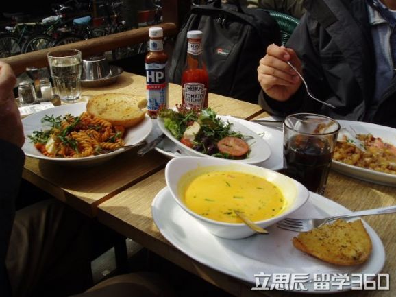 美国女网友被中国一日三餐震撼，揭示饮食文化的魅力