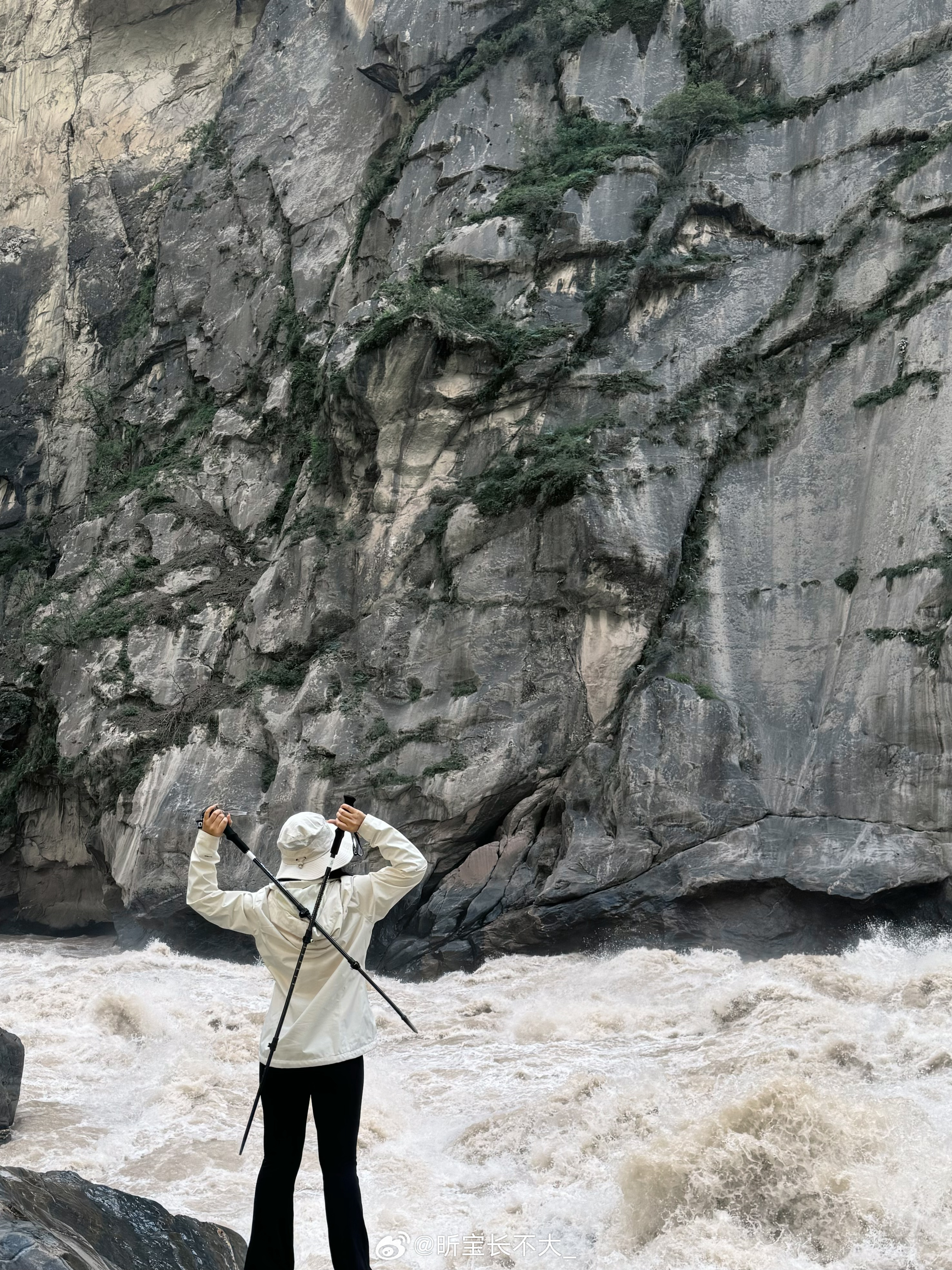 揭秘虎跳峡，游客拍摄人生照片的绝佳之旅