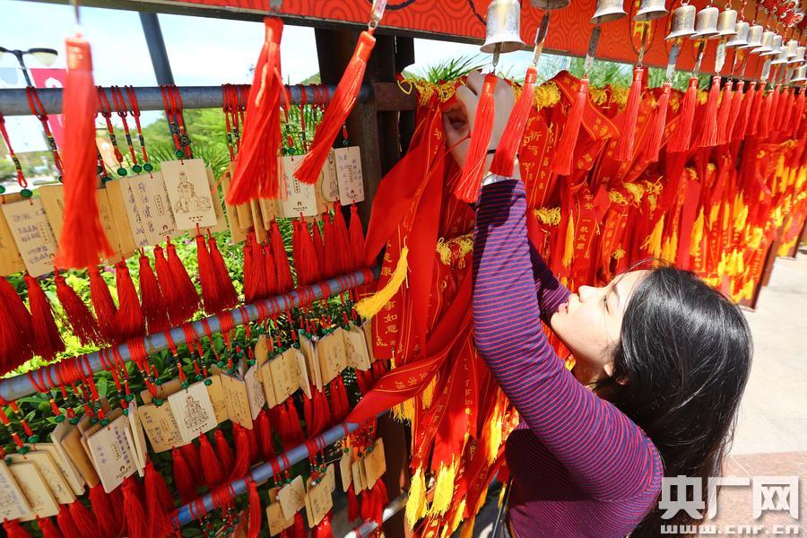 三亚游客带走祈福钱引发争议，道德、信仰与行为的碰撞