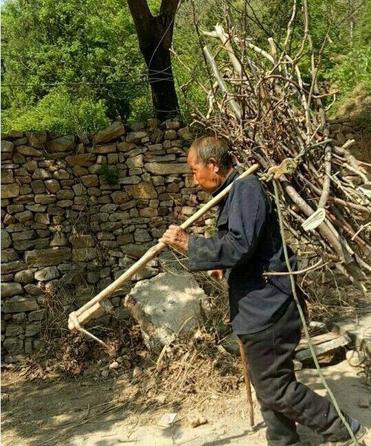 女婿劈柴遭遇尴尬翻车事件在丈母娘家