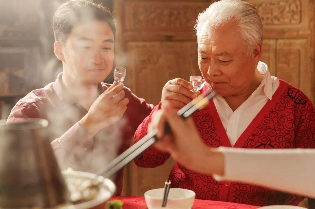 过年酒局药物反应引发意外，紧急送医救治