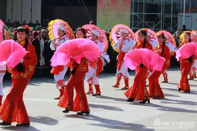 陕北秧歌指挥女神，飒爽英姿引爆网络热议