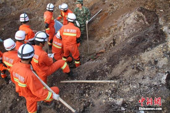 四川山体滑坡揭示灾难真相，紧急搜救行动寻找失联29人