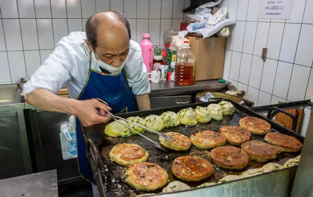 葱油饼老板因特技跳投卖饼走红，美食背后的梦想邂逅之旅