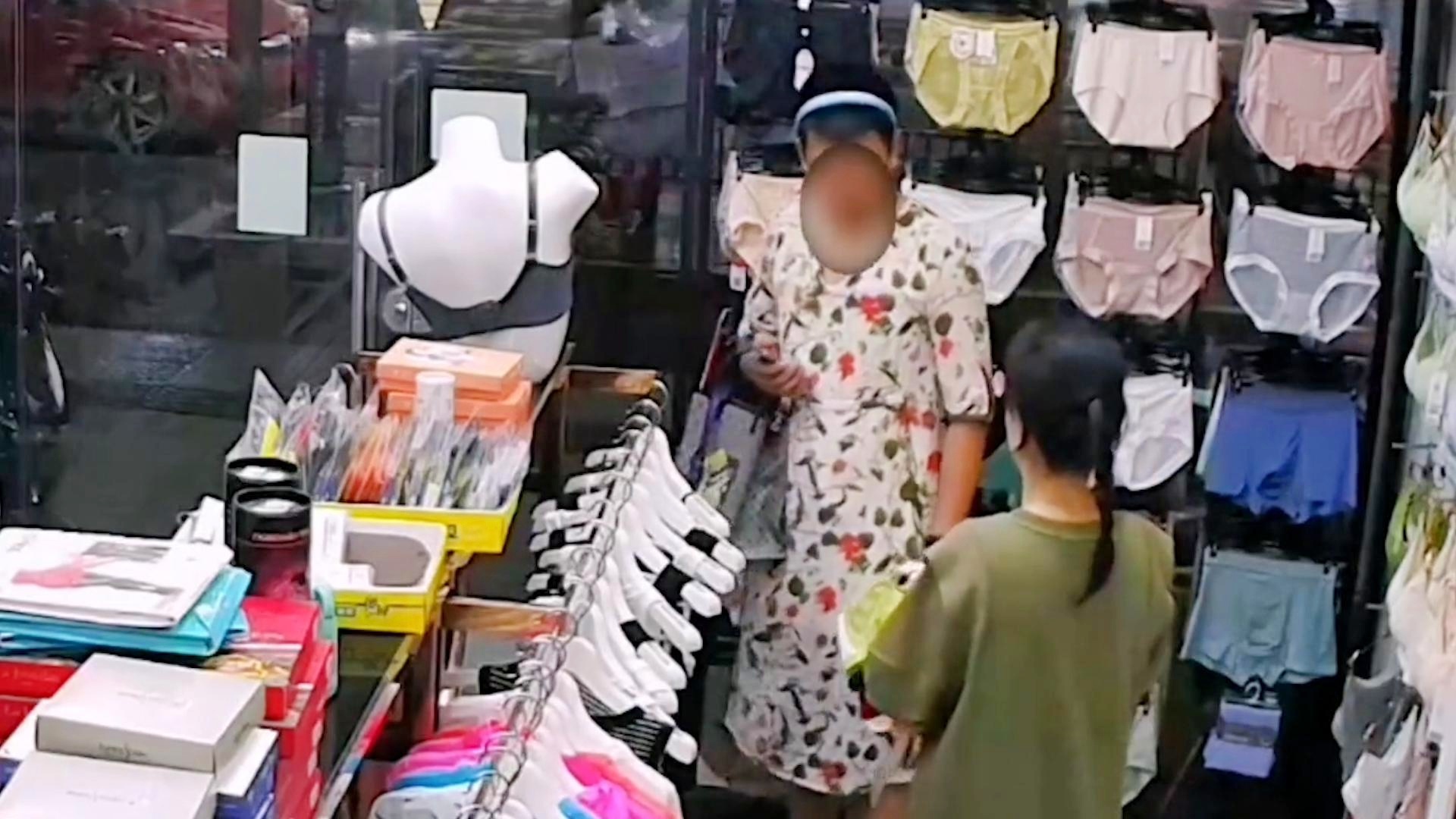 内衣店新运营模式引发争议，员工拍摄顾客试穿文胸视频，引发争议与讨论