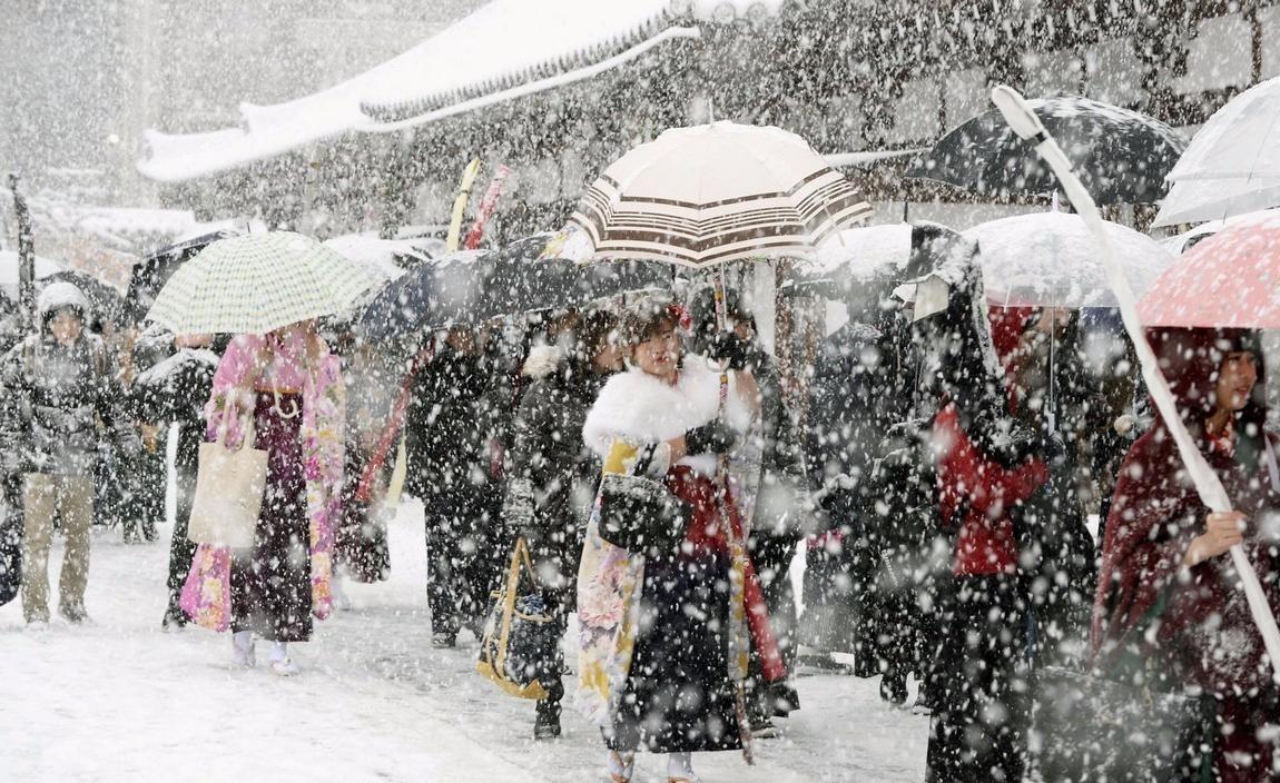 日本本州岛雪灾严重，积雪深度惊人达五米