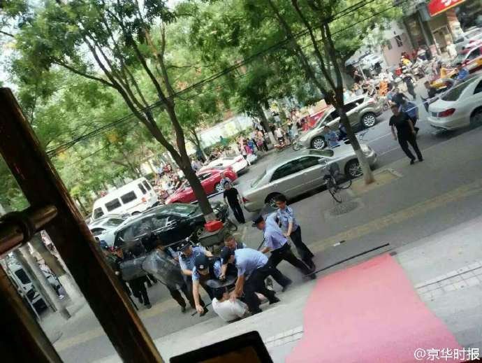 男子持刀袭击警察事件，深度剖析与反思